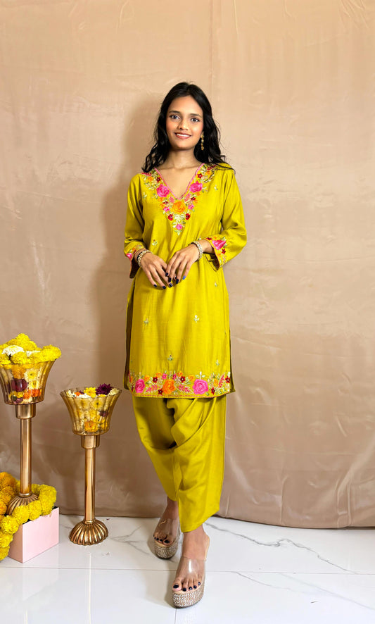 Embellished Kurta Paired With Drop Crotch Pant!